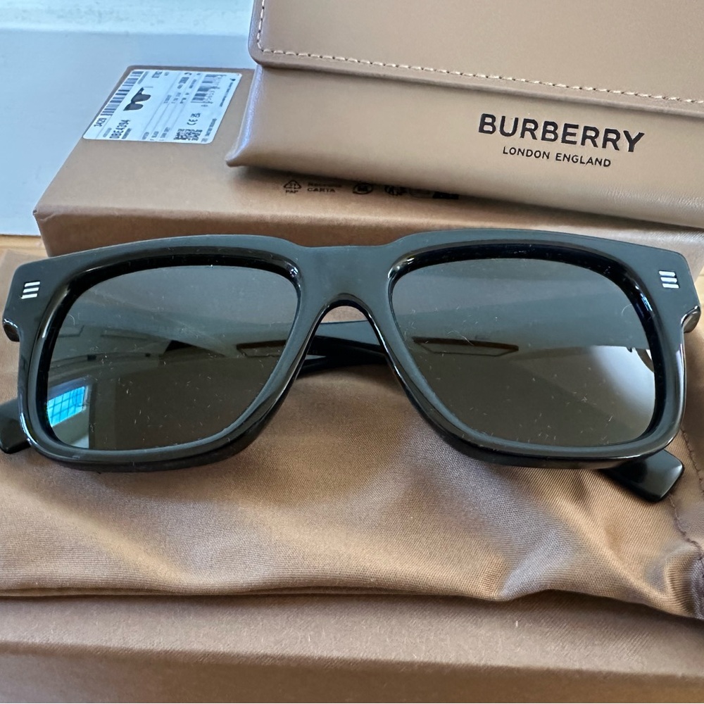 NWT- Burberry Hayden BE4394 Black Sunglasses with Tan Case - Picture 2 of 13